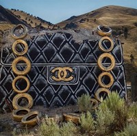 Detail tas juga dibuat semirip mungkin. Misalnya strap rantai tas Chanel dari ban bekas yang dicat emas. Foto: Dok. Thrashbird