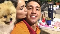 Duh manisnya momen ini. Muslera mendapat kecupan hangat dari istri tercintanya. Mereka berpose sambil santai menikmati segelas teh. Wah ada anjing lucu kesayangan mereka juga.  Foto: instagram @muslera