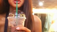 Minum segelas es kopi aja jadi foto keren. Begini nih gaya Aurelie saat menyesap minuman di gelas plastik.  Foto: Instagram aurelie
