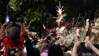 Pada Jakarnaval 2013, Jokowi memakai kostum yang tak biasa. Bukan dari daerah tertentu atau ciri khas suku Betawi, kostum ini dinamainya Jokowi. Pakaian itu terdiri dari kain merah berbentuk jubah dengan motif kotak-kotak hitam. Lalu, di luarnya Jokowi memakai rompi berwarna emas dengan corak mirip kaisar dari China. 