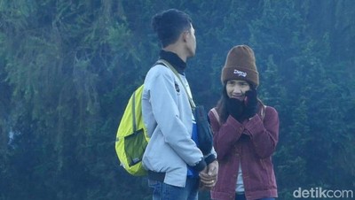 Wisatawan Ramai-ramai Datangi Puncak Dieng Lihat Embun Es