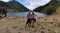 Pasangan selebriti tersebut menyempatkan diri untuk berfoto di Ranu Kumbolo. Foto: (dok. Instagram)