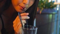 Pemilik nama lengkap Aurelie Alida Marie Moeremans ini lahir di Belgia. Aurelie memamerkan senyum manisnya saat menyesap minuman. “Lebih suka Teh atau Kopi?” tanyanya. Foto: Instagram aurelie