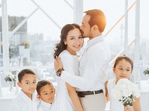 Kemesraan Oka Antara dan Rara Rayakan Ultah Pernikahan
