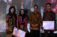 BNI dan Kemenhub menyerahkan bantuan kepada keluarga korban petugas jalan tol yang mengalami kecelakaan saat bertugas membantu kelancaran pemudik / (Foto: BNI)