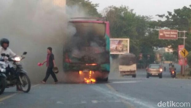 Bus terbakar di Jebres, Solo.
