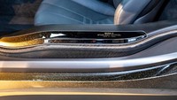 Kedua mobil berkelir emas itu dinamakan Starlight Edition. Masing-masing mobil hanya dibuat satu unit saja. Foto: BMW Ceko