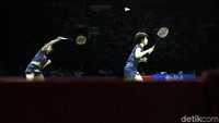 Yuki Fukushima/Sayaka Hirota bertanding melawan sesama Jepang Mayu Matsumoto/Wakana Nagahara di final Indonesia Open yang berlangsung di Istora Senayan, Jakarta, Minggu (8/7/2018).