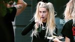 Ini Hailey Baldwin, Model Seksi Teman Dekat Justin Bieber yang Hobi Ngopi