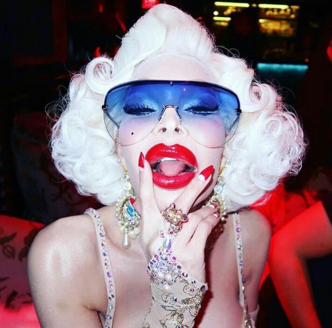 Dari latar belakangnya tersebut tak heran ia melakukan berbagai operasi plastik demi memberikan imej wanita seutuhnya. Amanda memulai operasi plastik di usia 19. Foto: Instagram