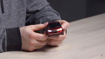 Saking miripnya dengan mobil mainan, posisi senter disesuaikan dengan bagian lampu mobil. Foto: YouTube/UnboxTherapy