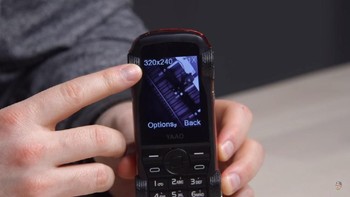 Ponsel ini juga punya kamera, walau resolusi gambar yang dihasilkannya hanya 320 x 240. Foto: YouTube/UnboxTherapy