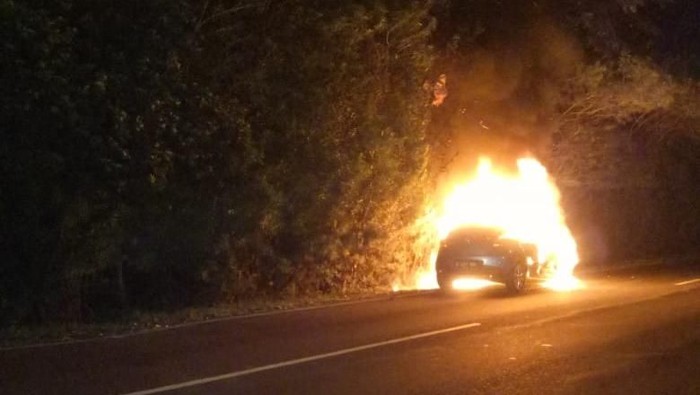 Mobil Sedan Terbakar di Exit Tol UKI