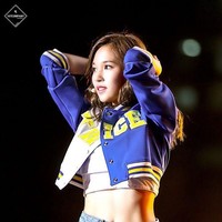 Banyak netizen mengaku iri dengan kehidupan sempurna yang dimiliki oleh Mina Twice. Ia pun merupalan salah satu anggota Twice yang selalu mendapatkan pujian untuk wajah cantiknya dan memiliki tubuh atletis. Foto: Ist.