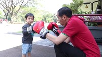 Jokowi dan Ethes saat main tinju bersama.