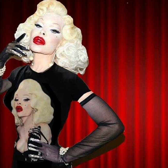 Ia menghilangkan beberapa tulang iganya untuk tampilan pinggang yang kecil. Obsesinya agar mirip Marilyn Monroe dan tokoh animasi Jessica Rabbit.  Foto: Instagram