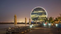 Gedung bernama AlDar Headquarters di Abu Dhabi ini menghabiskan biaya sekitar £ 1 miliar. Istimewa/Alamy.