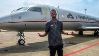 Paul Pogba sepertinya sangat sedang bergaya layaknya mega bintang. Dirinya pun rela untuk membeli pesawat jet Gulfstream G280 seharga 18 juta poundsterling atau sekira Rp 342 miliar. Istimewa/Instagram.