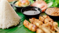 Menu makanan dan minumannya juga tak kalah menggoda. Ada menu sate ayam yang disajikan dengan sambal kecap, sambal kacang dan acar. Foto: Instagram @kebonawikaffee