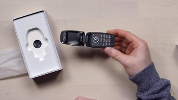 Tapi sebenarnya ini adalah flip phone buatan vendor bernama MiNi. Foto: YouTube/UnboxTherapy