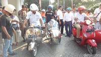 Anies dan Sandiaga berkonvoi bersama komunitas vespa dari Balai Kota, Jalan Medan Merdeka Selatan, Jakarta Pusat, Minggu (8/7/2018). Anies membawa anaknya seperti Mikail dan Ismail.