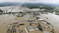 Ini adalah foto udara banjir di Kurashiki, bagian selatan Jepang. Rumah-rumah dan fasilitas publik terendam. (Foto: REUTERS)