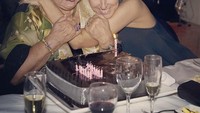 Kue cokelat dengan whiye wine jadi pilihan Celine untuk merayakan ulang tahun sang ibu yang ke 89. Tidak ada yang lebih indah. Tidak ada yang lebih baik. Tidak ada yang lebih penting. Terima kasih ibu! Selamat ulang tahun!,  tulisnya. Foto: Instagram @celinedion