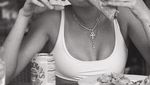 Ini Hailey Baldwin, Model Seksi Teman Dekat Justin Bieber yang Hobi Ngopi