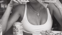 Bergaya rambut dicepol, Hailey pun tampak sedang menikmati taco kesukaannya di Miami. Foto: Instagram @haileybaldwin