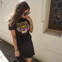 Berbusana serba hitam bukan sesuatu yang membosankan bila melihat gaya Shanga yang satu ini. Ia memakai kaus Kenzo dengan motif kepala harimau khasnya, berpadu rok hitam, serta sendal gladiator beraksen emas. Di jajaran aksesori, tas Givenchy, gelang Hermes, jam tangan emas dan kacamata aviator jadi andalan.  Foto: Dok. Instagram/Shanga Forsberg