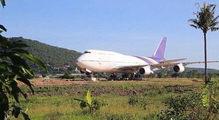 Warga Desa Thailand Dikejutkan Pesawat Nyasar