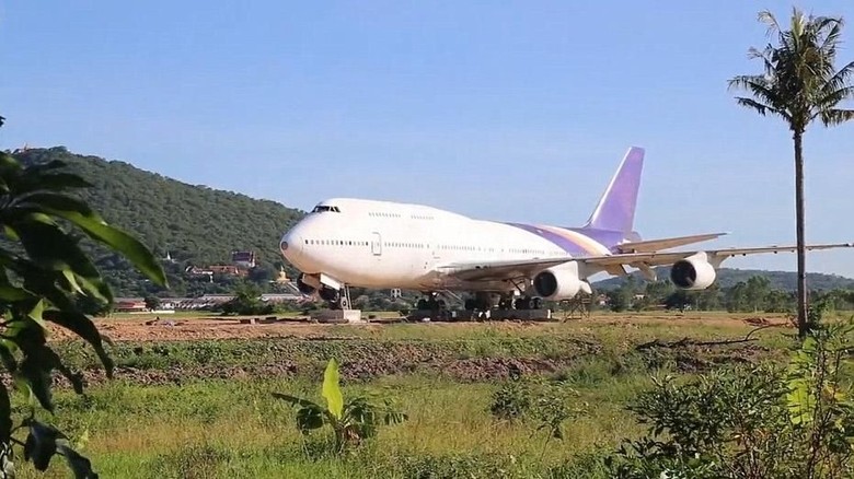 Pesawat Boeing 747 di desa Thailand (Viral Press/Youtube) Pesawat Boeing 747 di desa Thailand (Viral Press/Youtube)