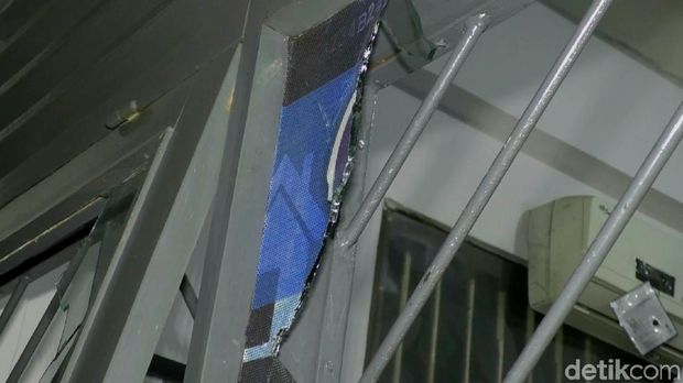 Kaca pecah akibat lemparan benda-benda oleh napi di Rutan Pemalang. 