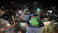 Tersembunyi di atas gedung pencakar langit, Tokyo punya satu lapangan bola yang berlokasi tak jauh dari persimpangan Shibuya (Getty Images)