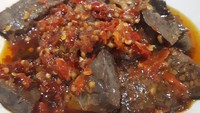 Yang ini adalah paru balado versi basah. Irisan parunya tak digoreng dan dibaluri lumuran sambal balado yang royal. Ngiler kan sama paru punya @tatavita21 ini? Foto: Instagram