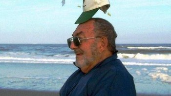 Bungkin sang burung ingin tampil trendi dengan bertopi. Foto: Brightside