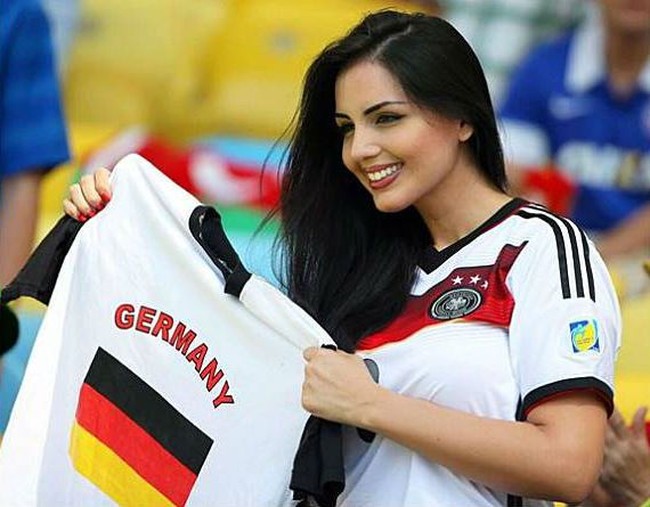 Timnas Jerman juga memiliki pendukung yang cantik dan membuat pria jatuh hati saat melihatnya. Ia adalah Claudia Neumann. Meskipun Jerman harus tersingkir, namun pesona Claudia yang menawan jadi perhatian tersendiri.Foto: Instagram