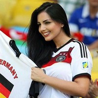 Timnas Jerman juga memiliki pendukung yang cantik dan membuat pria jatuh hati saat melihatnya. Ia adalah Claudia Neumann. Meskipun Jerman harus tersingkir, namun pesona Claudia yang menawan jadi perhatian tersendiri.Foto: Instagram