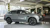 Bentley Bentayga V8 sudah dibuka pemesanannya. Selain dibolehkan melihat langsung, calon konsumen juga diberi kesempatan mencoba Bentayga bermesin V8 ini. Pool/Bentley.