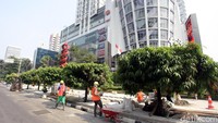 Sejumlah pekerja melakukan proses revitalisasi trotoar di depan Fx Senayan, Jalan Sudirman, Jakarta Pusat, Senin (09/7/2018).