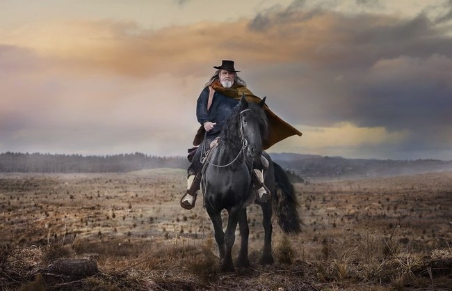 Melalui seri foto Almost Famous, Troy Goodall mencoba mengangkat kehidupan orang biasa yang memiliki nama sama persis dengan artis. Pria bernama Clint Eastwood ini adalah salah satunya. Menurut Troy, setiap orang yang dipotretnya ini memiliki banyak cerita menarik. “Mulai dari ditutup teleponnya saat sedang memesan tempat di restoran hingga dikuntit di luar kamar hotel saat liburan,” kata Troy. Clint Eastwood yang dipotretnya ini berprofesi sebagai tukang listrik. Foto: Dok. Troy Goodall/Bored Panda