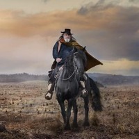 Melalui seri foto Almost Famous, Troy Goodall mencoba mengangkat kehidupan orang biasa yang memiliki nama sama persis dengan artis. Pria bernama Clint Eastwood ini adalah salah satunya. Menurut Troy, setiap orang yang dipotretnya ini memiliki banyak cerita menarik. “Mulai dari ditutup teleponnya saat sedang memesan tempat di restoran hingga dikuntit di luar kamar hotel saat liburan,” kata Troy. Clint Eastwood yang dipotretnya ini berprofesi sebagai tukang listrik. Foto: Dok. Troy Goodall/Bored Panda