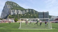 Terakhir, Gibraltar punya lapangan bola yang berlokasi tak jauh dari batu yang ikonik. Indah ya panoramanya (AFP)  