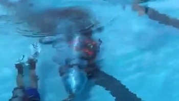 Sejumlah penyelam ditugaskan untuk membawa kapal selam mini berbobot sekitar di dalam kolam renang. Foto: Twitter/ElonMusk