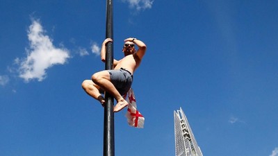 Perayaan Gila Fans Inggris: Panjat Lampu Merah Hingga Rusak Taksi