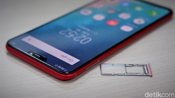 Sementara slot dual SIM Card dan microSD diletakan di sisi kiri. Foto: Adi Fida Rahman/detikINET