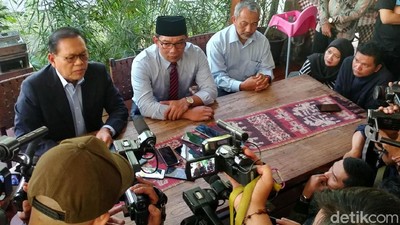 Kompak! Ridwan Kamil, Sudrajat dan Syaikhu Bertemu Pakai Kemeja Biru