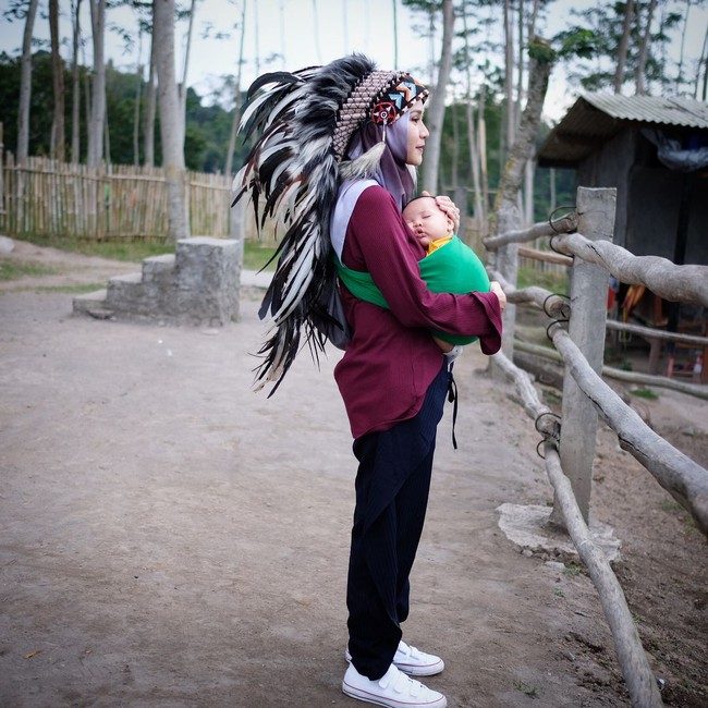 Begitupun dengan sepatu. Zaskia Sungkar memilih sepatu sneakers atau sendal gunung agar tetap nyaman bergerak. Gaya boyish-nya cukup kental. Foto: Instagram/Zaskia Adya Mecca