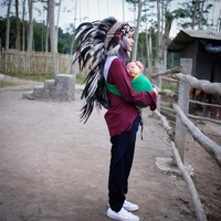 Begitupun dengan sepatu. Zaskia Sungkar memilih sepatu sneakers atau sendal gunung agar tetap nyaman bergerak. Gaya boyish-nya cukup kental. Foto: Instagram/Zaskia Adya Mecca