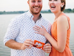Karena Tak Bisa Makan Kit Kat, Pria Ini Lamar Kekasih Pakai Kotak Cincin Kit Kat